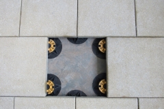 Universal pedestals supporting paving slabs staggered pattern